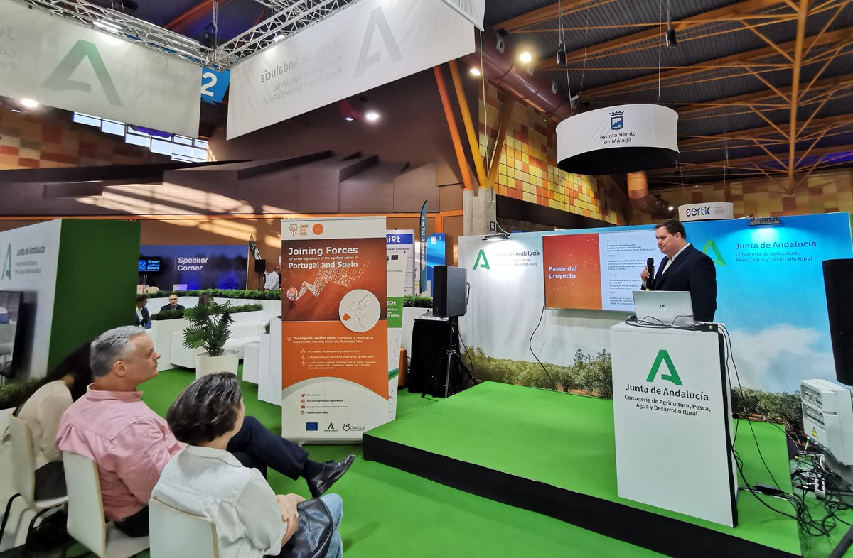 <a href="/aguseji/">Agustín Serrano</a> presents the final results of <a href="/SmartAgriHubs/">SmartAgriHubs</a> speaking about the increase of DIHs and Competence Centres involved in the project and the sustainable plan  which aims to preserve the project legacy.

#Agritalk #agrifood2022 <a href="/SmartAgriFoodSu/">Startup Europe Smart Agrifood Summit</a>