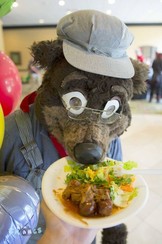 THE_BJBUTTONS's tweet photo. #fursuitfriday #Waldolf's lunch? at #mephit2016 @mephitfurmeet #mephitfurmeet #mephit #mfm #fursuit #fursuiter #fursuiting #bear #costume https://t.co/hgWS09h95q