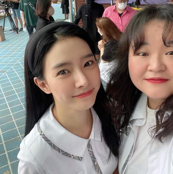 KimsoeunIndo_'s tweet photo. Kim Soeun bersama aktris Chae Lim Hwang dari ep 2 Drama KBS 2 TV Three Bold Siblings.
Cr: Chae Lim Hwang FB
#김소은 #kimsoeun #삼남매가용감하게 #ThreeBoldSiblings #KimSorim 

Thank u for sharing sweet picture of Sorim and Sung Yeon 📺 https://t.co/xdxkABIu3S