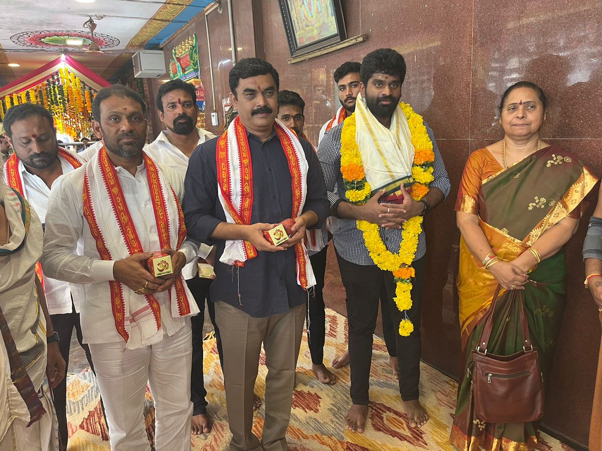 iambhargavpalle's tweet photo. ఈరోజు విజయవాడ కనకదుర్గమ్మ దర్శనం చేసుకున్నా @ArzunReddeYSRCP అన్న.
#TeamArf #Arzunredde #Vijayawada https://t.co/k9gLee9LJY
