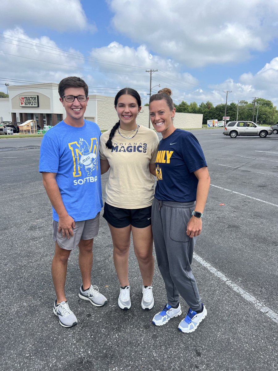 karlyegraber's tweet photo. I am so excited to announce my commitment to Murray State University!! So thankful for Coach K, Gill, Zack, and the rest of MSU for the opportunity to be apart of the family! Go Racers! 💙🐎💛 @IMGGerth06 @CoachZack_MSUSB @CoachGill_MSU https://t.co/yfItMU7dFv