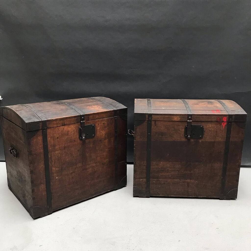 CrazyArtMilano's tweet photo. Altri due forzieri in legno, questi del ‘900, rientrati dal noleggio dei giorni scorsi. Non siamo state informate per cosa siano stati usati, ma visto il mood delle cose noleggiate, supponiamo che sia qualcosa di piratesco 🦜😂
Come tutto, o quasi, il … https://t.co/wCz66ND1fO https://t.co/sQ84cwEnat