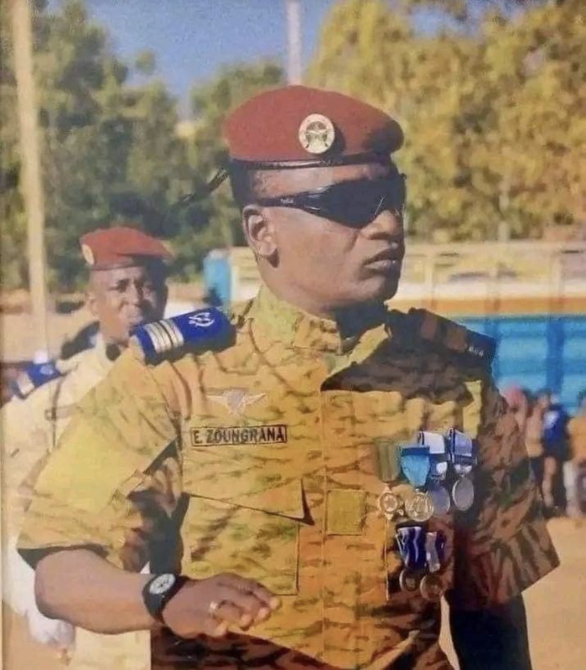 Beaucoup présentent ce homme: Le Lieutenant-Colonel Emmanuel Zoungrana comme étant le nouvel omme fort du pays. Mais on ne sait même pas s’il est libéré de prison. En tout cas, il est très apprécié par une franche de la population et de l’armée.