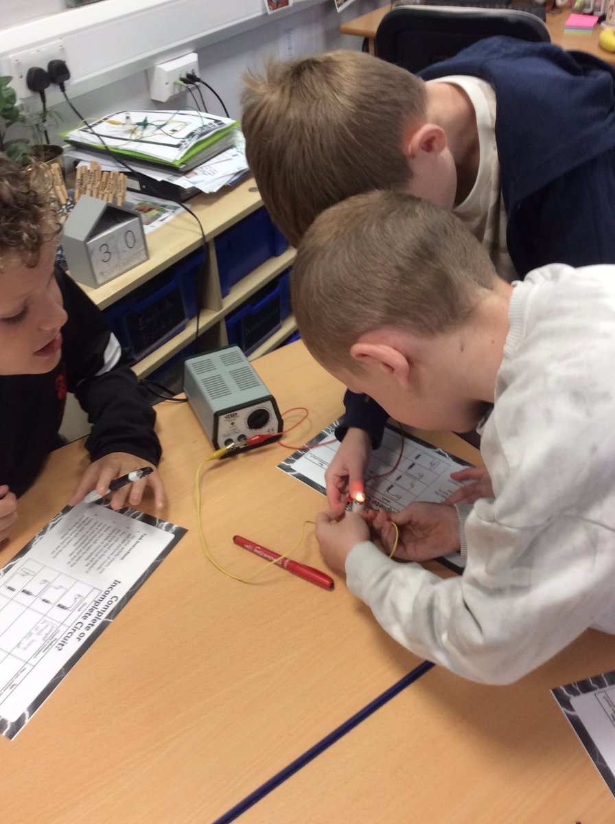 dwalliamsclass's tweet photo. A busy day, investigating electrical circuits in Science and enjoying cakes in aid of Macmillan!🍰🧁💡 https://t.co/KwCKgSKVpK