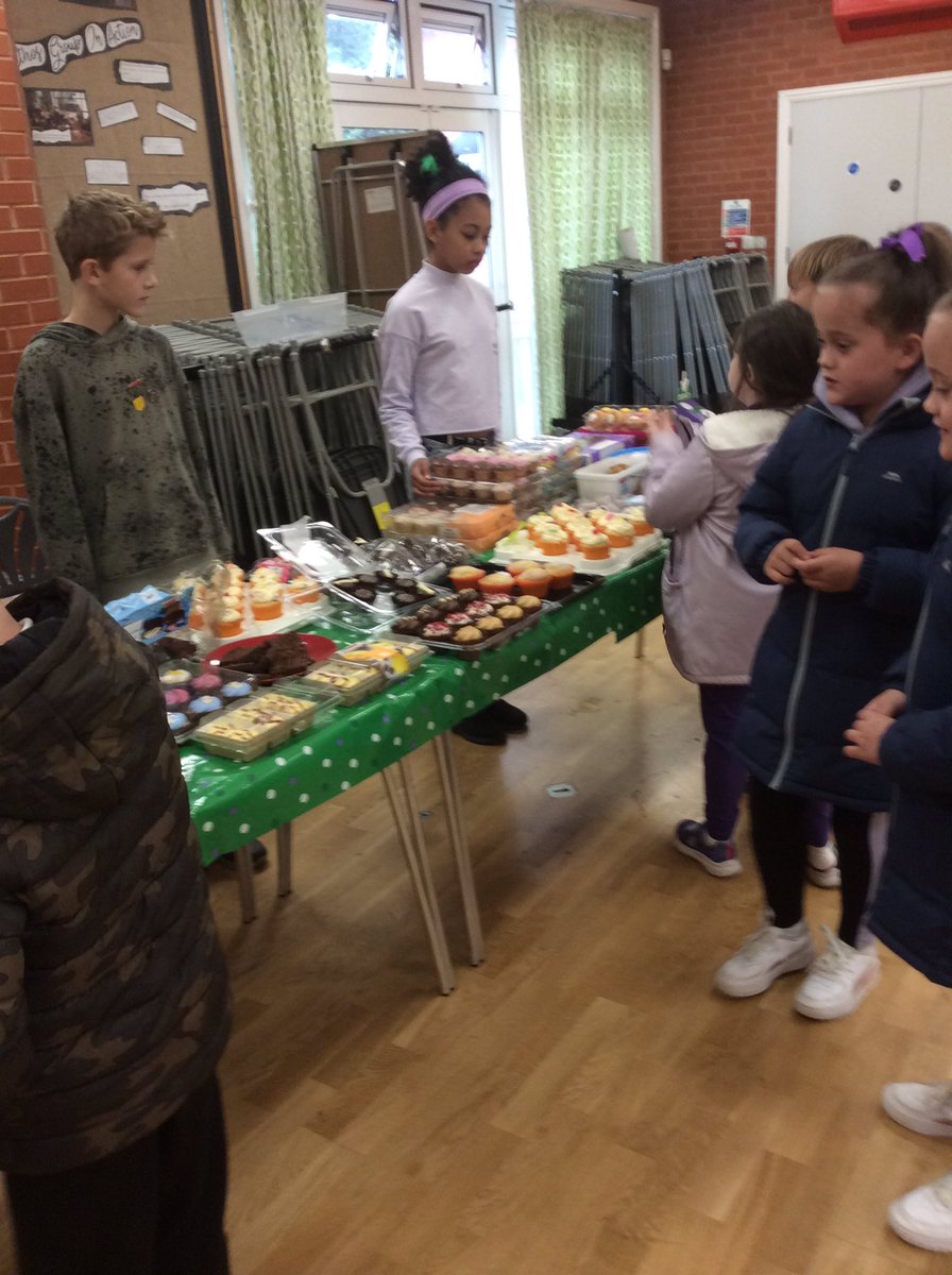 dwalliamsclass's tweet photo. A busy day, investigating electrical circuits in Science and enjoying cakes in aid of Macmillan!🍰🧁💡 https://t.co/KwCKgSKVpK