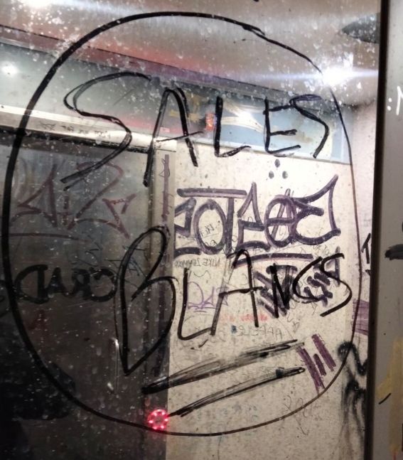 ChiabertoMarine's tweet photo. Insupportables inscriptions sur des bâtiments publics à #Grenoble : "Égorgez les kouffar", "Nike Zemmour", "Sales blancs" !
Toujours ces slogans islamistes et racistes anti-blancs.
Il est urgent de nettoyer la ville en la reconquérant !

#ToutDonneRaisonAZemmour
#Francocide https://t.co/p7zoIKRmMA