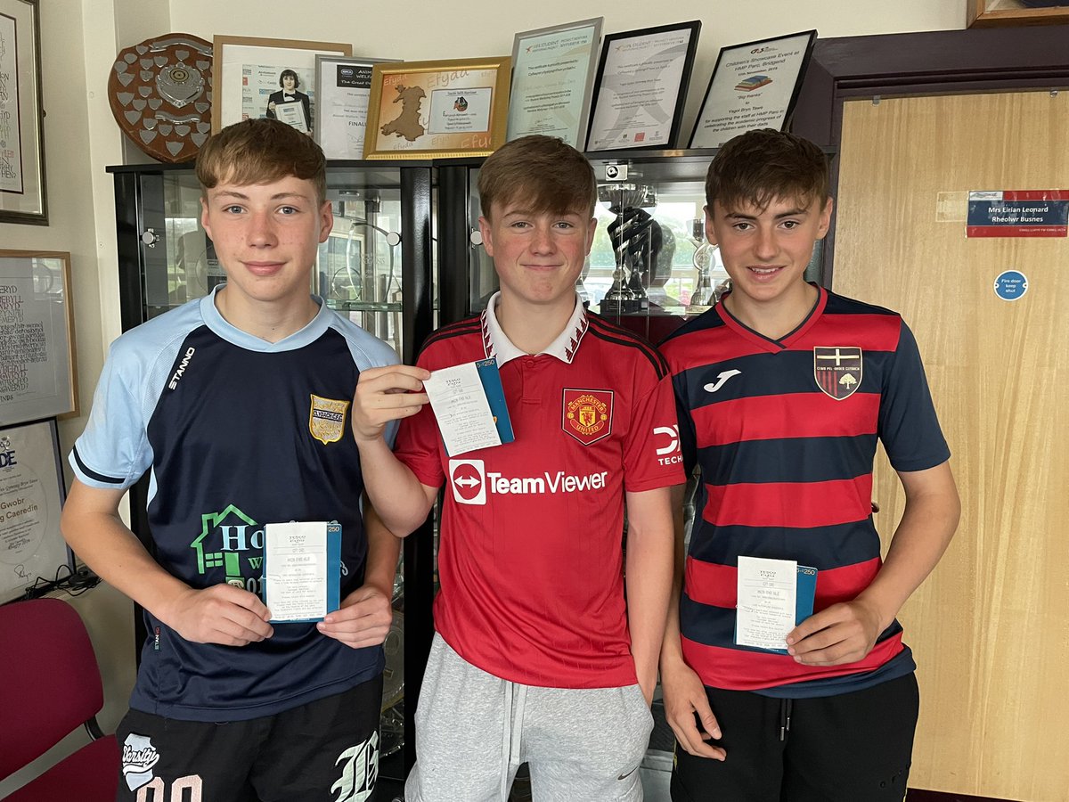 bryntawe's tweet photo. Enillwyr y rafff🎉💙👌💪 #TeuluBT #Craney 
Raffle winners🎉💙👌💪 https://t.co/HBjgg1RaVJ