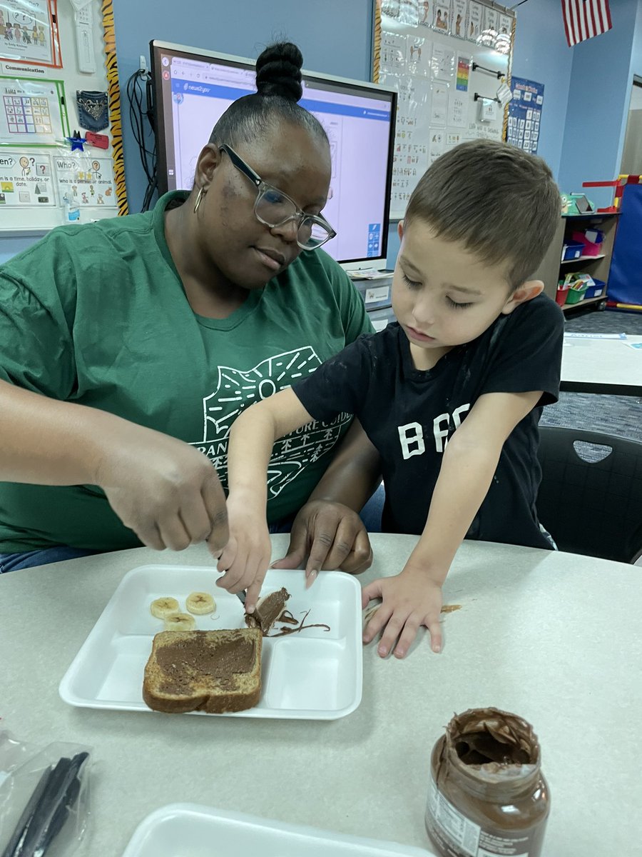 AmandaWatson237's tweet photo. Our class learned about Fat Bear week and we voted for our favorite bear! Check out our cute bear toast! This was such a fun activity!! #Tstudentsupport #TISDGOES https://t.co/T0A2kXgitx