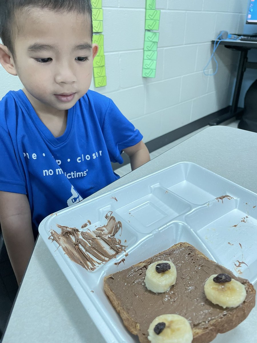 AmandaWatson237's tweet photo. Our class learned about Fat Bear week and we voted for our favorite bear! Check out our cute bear toast! This was such a fun activity!! #Tstudentsupport #TISDGOES https://t.co/T0A2kXgitx