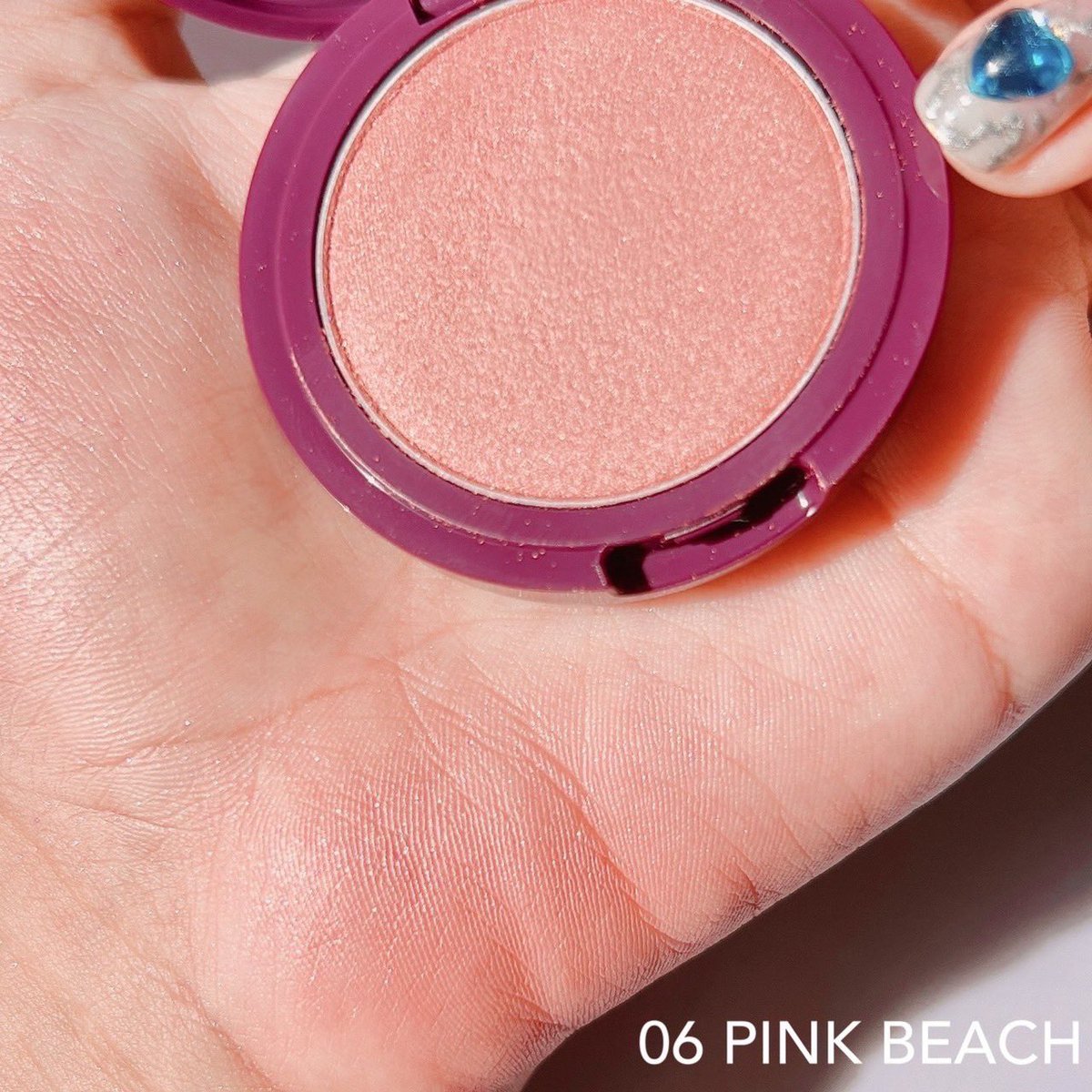 MARSreview's tweet photo. สวยเว่อมากกก✨ Eyeshadow ของ Oriental Princess เนื้อนุ่มเกลี่ยง่ายสุดๆ อันนี้สี 06 Pink Beach🍑 สีชมพูอมส้มธรรมชาติมาก มีชิมเมอร์เล็กๆ ทาตาแล้วเล่นแสงสวยไม่ไหว ใช้ได้ทุกวันแบบeveryday lookเลย ดูธรรมชาติไม่เว่อวัง #รีวิวOP #OPbeneficial https://t.co/g7sHyZnGPp