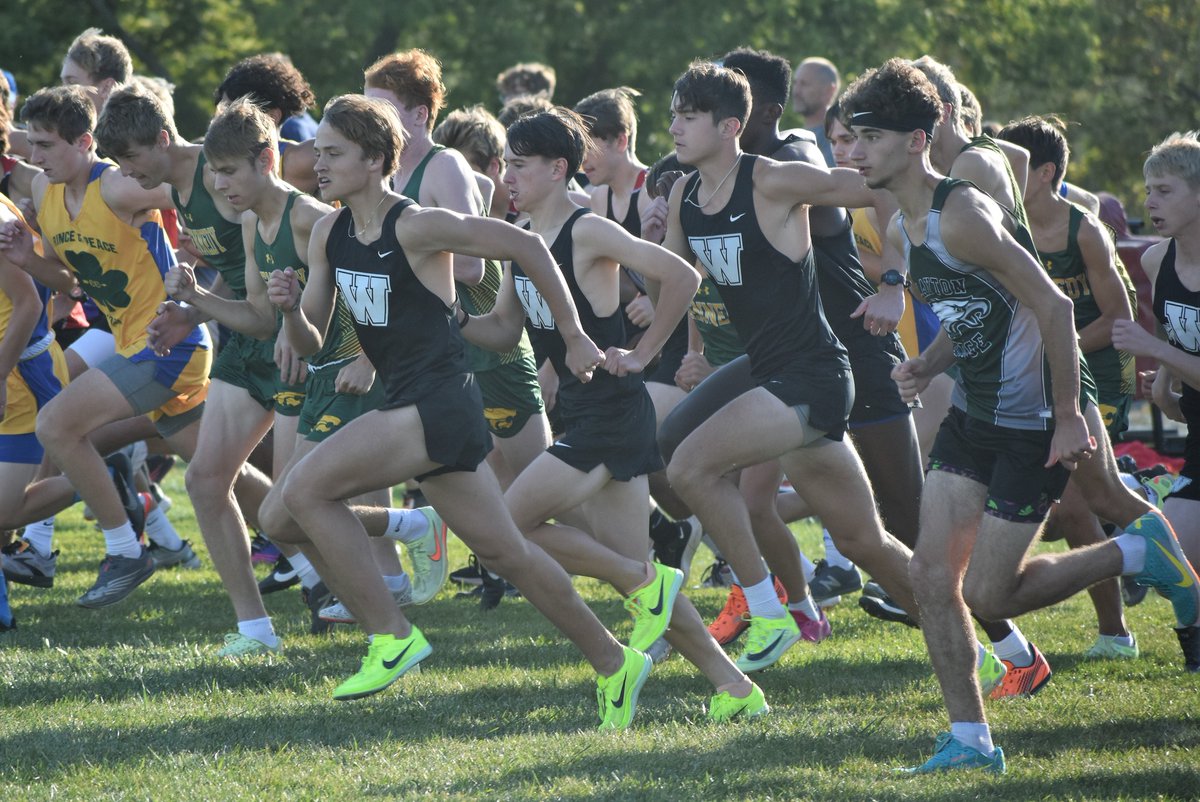 wahawk_ad's tweet photo. Gr8 job @WesternDubuque XC last night by @WestBoysXC.  The vars finished 6/18 teams. Presley Berns was 15th out of a 140 runners. The JV boys finished 3rd of 8. Yairh Gonzalez was 3rd out of a 120 runners. Photo credit: Jesse&amp;TashaKnight @WestWlooIA  @WaterlooSchools https://t.co/5eOZcWWQpo