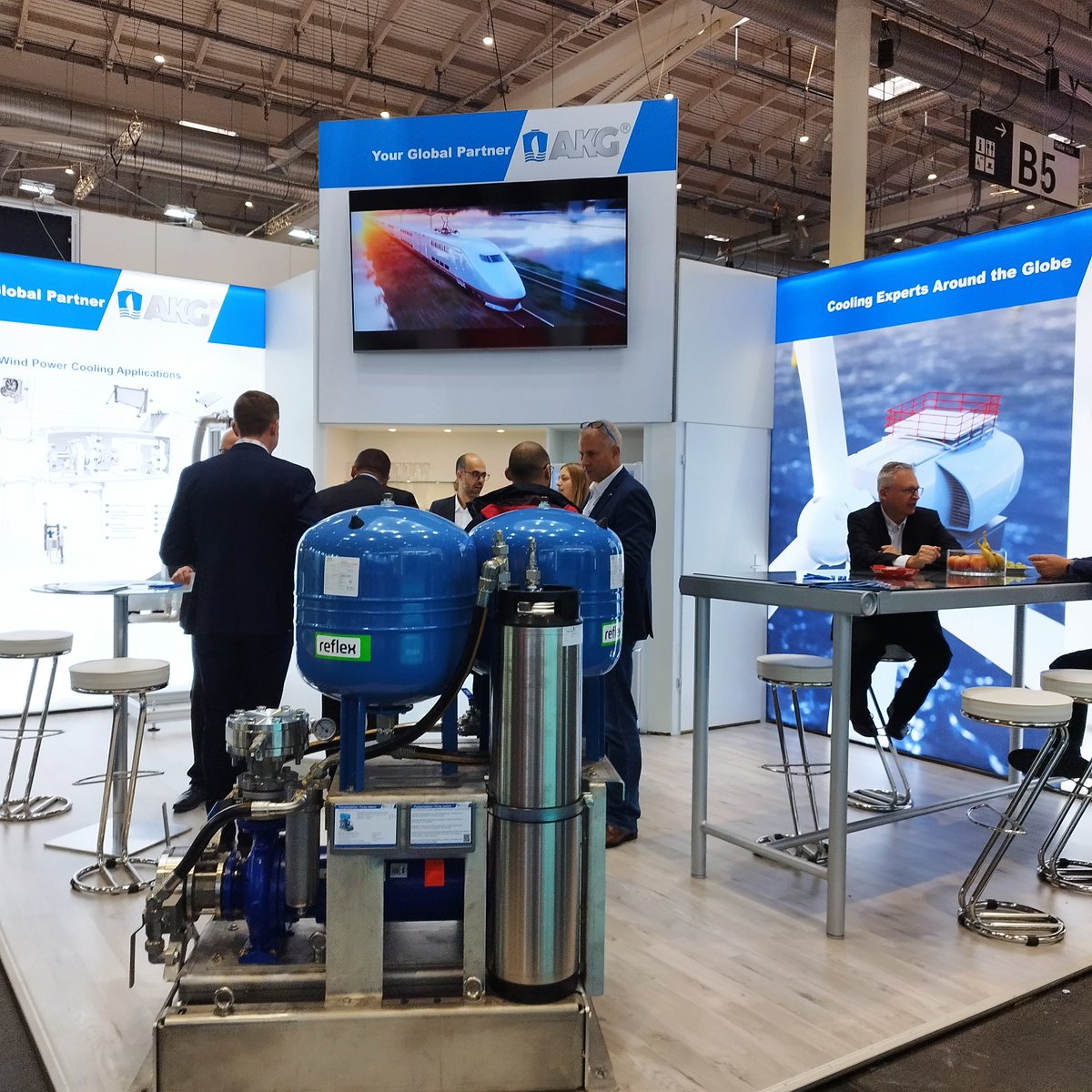 When wind turbines generate electricity, heat is always produced in the process. To prevent them from overheating, #AKG Group develops and manufactures cooling systems for onshore and offshore wind turbines.

#windenergy #onshoreenergy #offshoreenergy