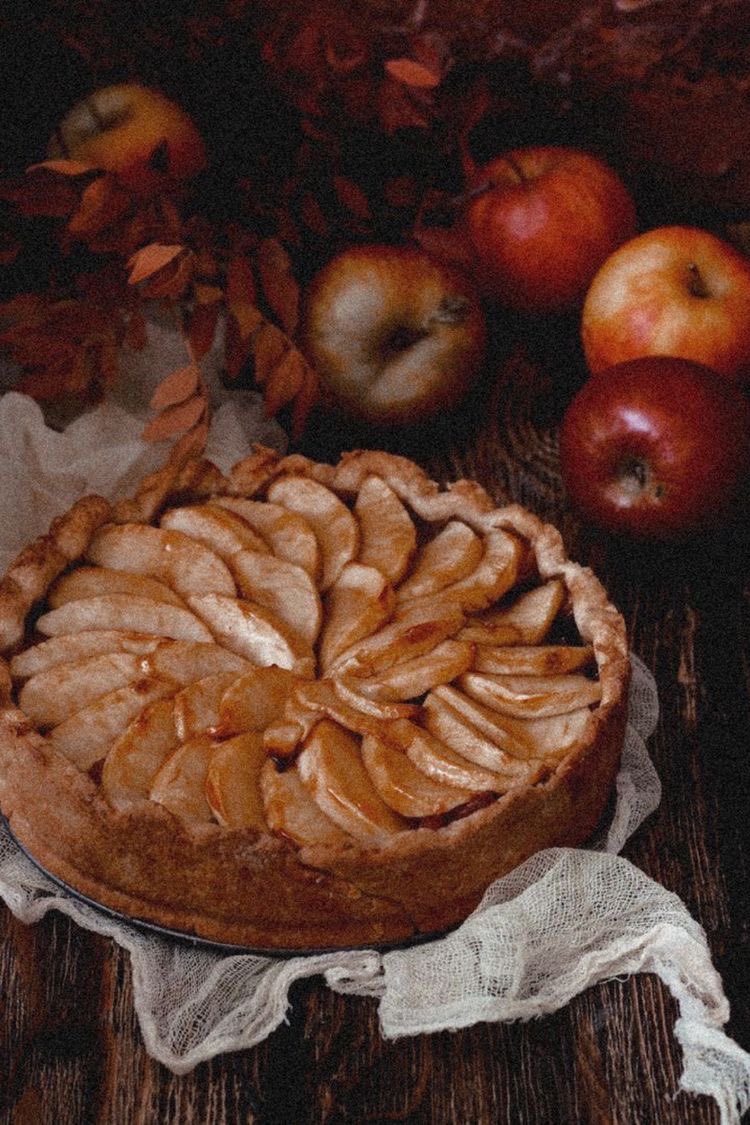 Today I feel like sitting at home, drinking coffee all day and eating warm and sweet food🥧☕️how do u feel? #NFTCommumity #NFTFam #NFTartist