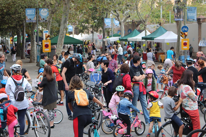 BCN_EspaiPublic's tweet photo. 🚲 Aneu en bici? Bicicletada popular a l’Esquerra de @Bcn_Eixample.
💚 Reivindiquem la mobilitat sostenible i l'ús de la bicicleta i els mitjans de transport de zero emissions per moure’ns!
🗓️ 2/10, 10.30 h a la pl. Interior d’Illa Rosa Deulofeu
https://t.co/0L1dQhIgh8 https://t.co/mThve87Q2I
