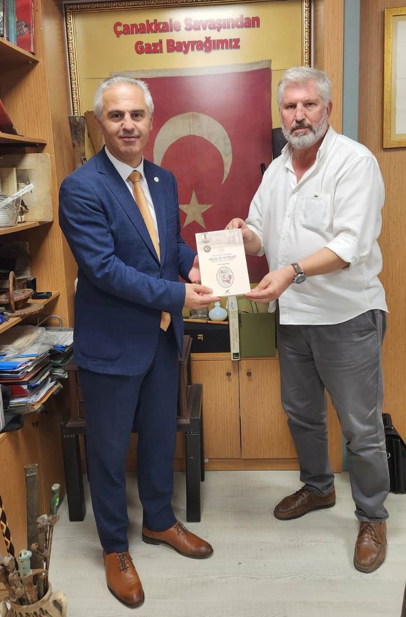 avsoneraydin's tweet photo. Meslektaşım tarihçi Av. Ahmet Uslu’ya, “Çanakkale’nin Şehit Evlatları” isimli kitabını imzalayarak hediye ettiği için çok teşekkür ediyorum. Okuru bol olsun. https://t.co/jFxeib2CMR