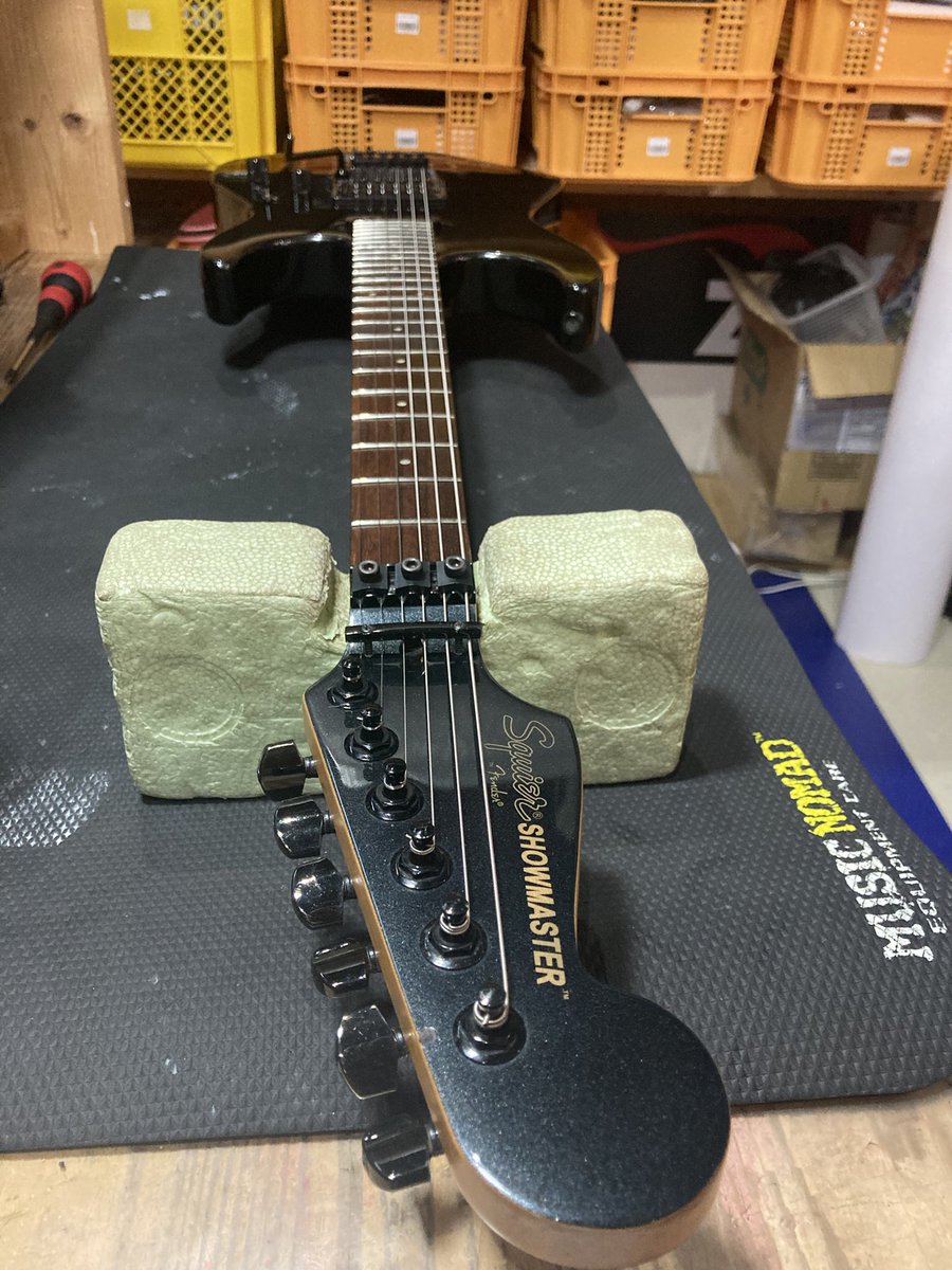 od_musics's tweet photo. New arrival !!!

Squire by Fender  
Jason Ellis  Showmaster

2005年製 生産終了品
Jason Ellisシグネイチャーモデル！
目を引くボディにリバースヘッド
フロイドローズブリッジを搭載
市場では見かけない希少な1本！

 #Squire #Fender  #Showmaster
  #ギター #楽器  #楽器買取  #王の洞窟 https://t.co/lKNuKO9tIw