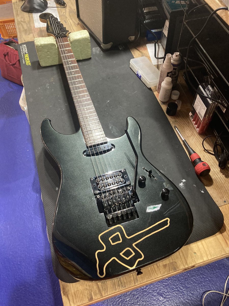 od_musics's tweet photo. New arrival !!!

Squire by Fender  
Jason Ellis  Showmaster

2005年製 生産終了品
Jason Ellisシグネイチャーモデル！
目を引くボディにリバースヘッド
フロイドローズブリッジを搭載
市場では見かけない希少な1本！

 #Squire #Fender  #Showmaster
  #ギター #楽器  #楽器買取  #王の洞窟 https://t.co/lKNuKO9tIw