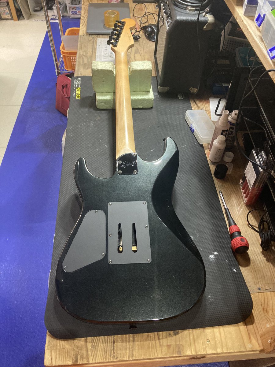 od_musics's tweet photo. New arrival !!!

Squire by Fender  
Jason Ellis  Showmaster

2005年製 生産終了品
Jason Ellisシグネイチャーモデル！
目を引くボディにリバースヘッド
フロイドローズブリッジを搭載
市場では見かけない希少な1本！

 #Squire #Fender  #Showmaster
  #ギター #楽器  #楽器買取  #王の洞窟 https://t.co/lKNuKO9tIw