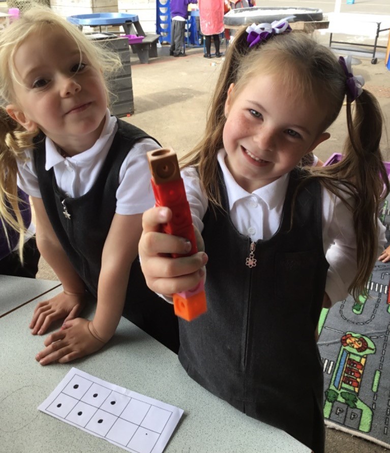 BeaconAcad's tweet photo. Year 1: In #Maths we have been using practical resources to compare amounts using the language of 'the same', 'fewer than' and 'greater than'.
#multilink #tensframe #practicallearning #comparing https://t.co/PmpgnSOIgl