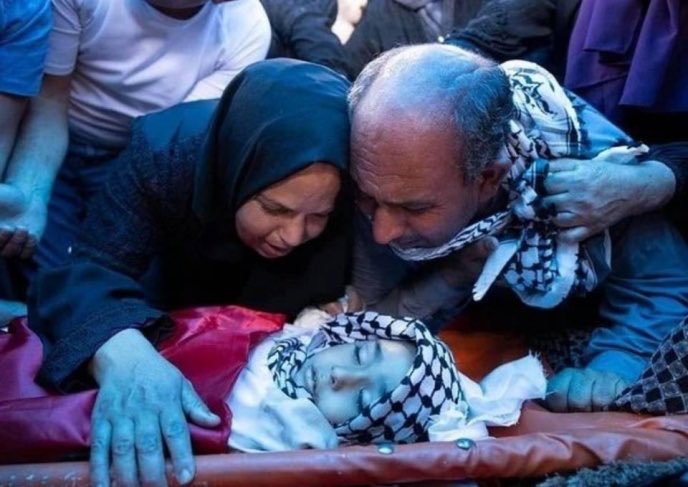 Thousands take part in funeral of 7-year-old Palestinian child Rayan who died while being chased by the Israeli occupation soldiers near Bethlehem #Palestine🇵🇸