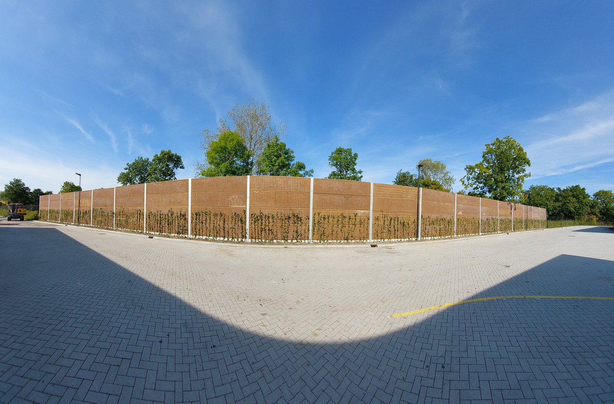 Onze week in cijfers:

300 m1 geluidsscherm,
820 m2 schermoppervlak,
600 m1 beplanting, 
2500 klimplanten,
3 tevreden klanten,

Maar vooral: meer dan 125 tevreden omwonenden!

greenwall.nl
#greenwall #geluidsscherm #duurzaam #lekkerbezig #openbareruimte