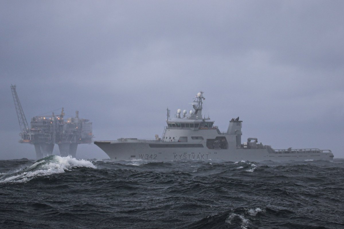 I etterkant av det som skjedde i Østersjøen, er Forsvaret nå mer til stede og synlige i områdene rundt våre olje- og gassinstallasjoner. Bildet viser kystvaktskipet KV Sortand på patrulje foran Troll A.

📸: Forsvaret