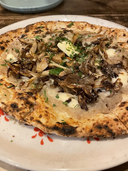 舞茸のピッツァ、カルボナーラは撮るの忘れた 