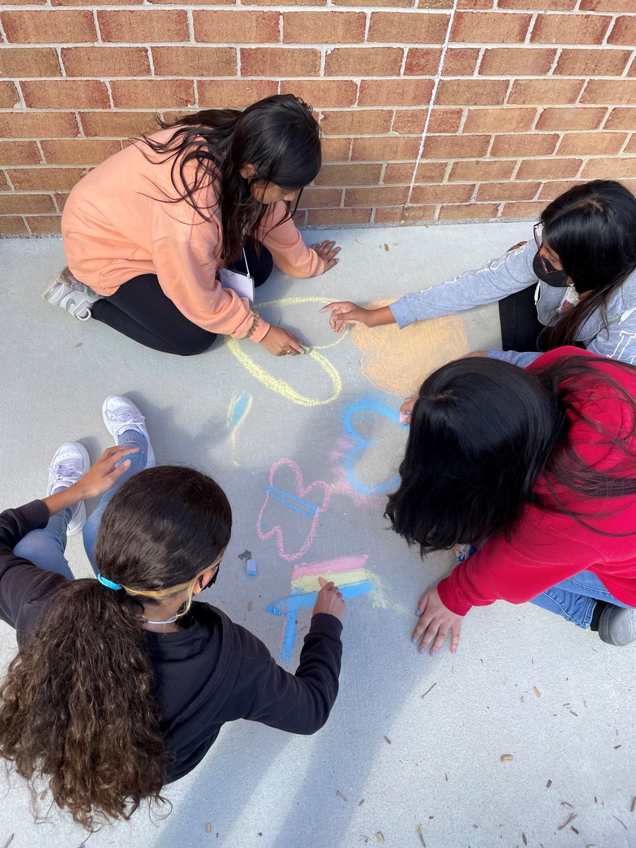 HyblaValley6th's tweet photo. 6th Grade is loving this fall weather! @HyblaValleyES #HyblaValleyHuskies https://t.co/U33k3yX9yR