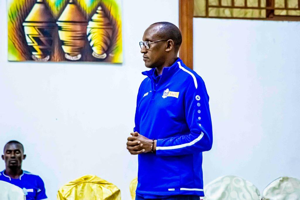 rayon_sports's tweet photo. The Club President, Afande Jean Fidele Uwayezu hosted a meeting with the players & staff ahead of tomorrow game...…
#MARRAY👊
#Gikundiro | #OneTeamOneDrea https://t.co/hOn704oT3n