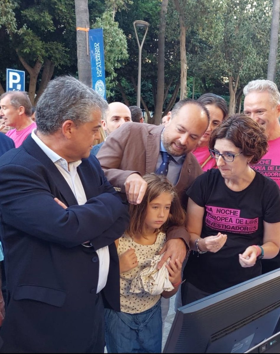 Espectacular ambiente en la noche de los investigadores. 

El centro de Almería se llena de familias disfrutando de una noche de ciencia.

Gracias a los investigadores de la <a href="/ualmeria/">Universidad de Almería</a> por divulgar su trabajo