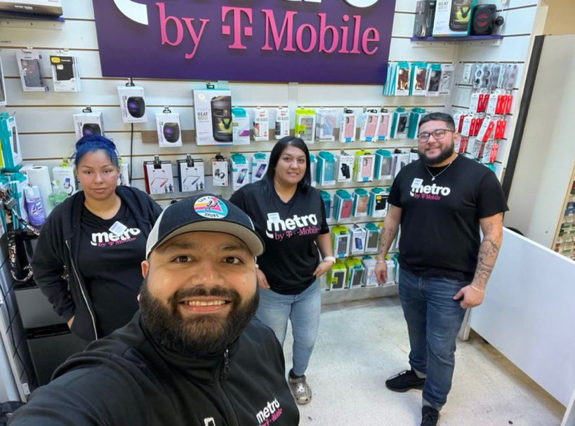 Friday Field days with Ahmed 😎 love when he comes by to show love and give us that energy 🏋️‍♀️ #metro #WorkHardPlayHarder #family #friday @purely_wireless