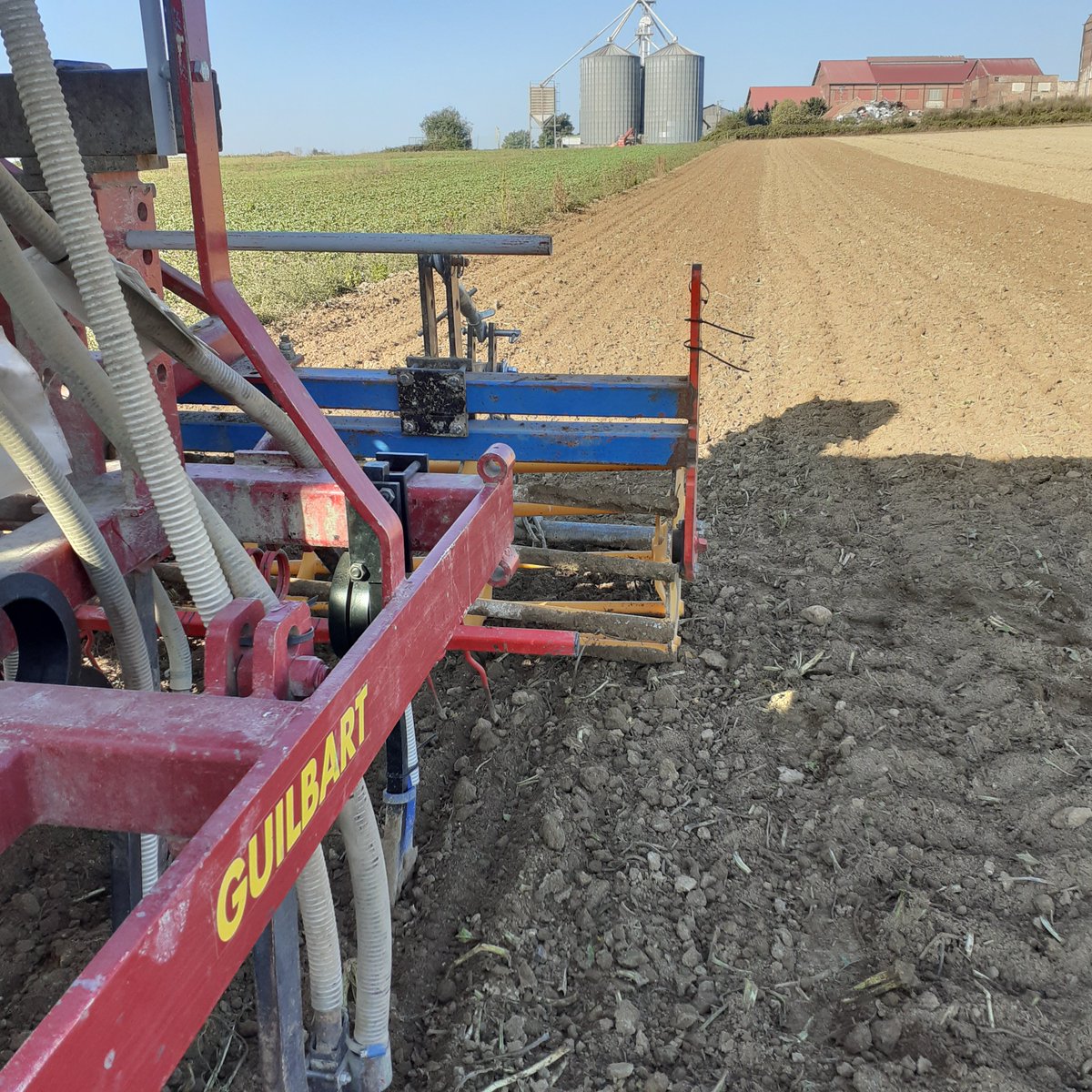GuyotVincent02's tweet photo. Avec sa presque dernière option, le T-drill Hybride #guilbart est bien prêt pour les semis de #DD : démarrage dans une bonne semaine. https://t.co/HYqhkiEXz3