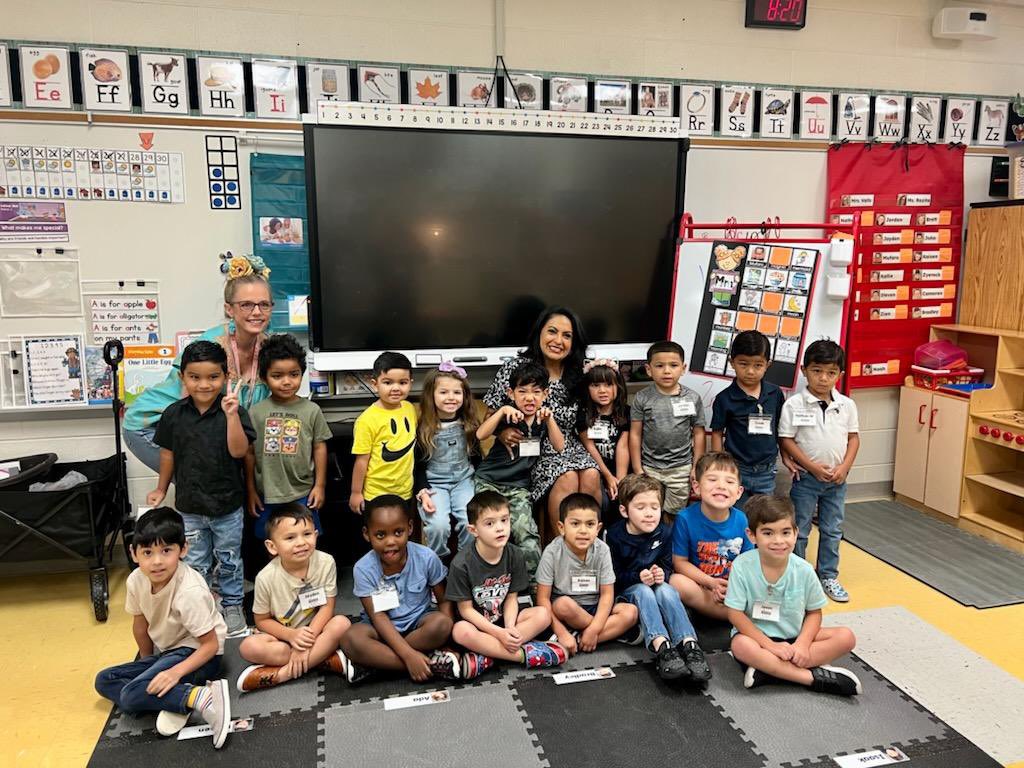 MayorGuajardo's tweet photo. Continuing to celebrate Hispanic Heritage Month across the city, I was thrilled to spend time with both the Faye Webb Starfish as well as the Meadowbrook Ponies this morning. At both schools, we discussed the importance of this festive celebration. https://t.co/3yJW1wwCYx