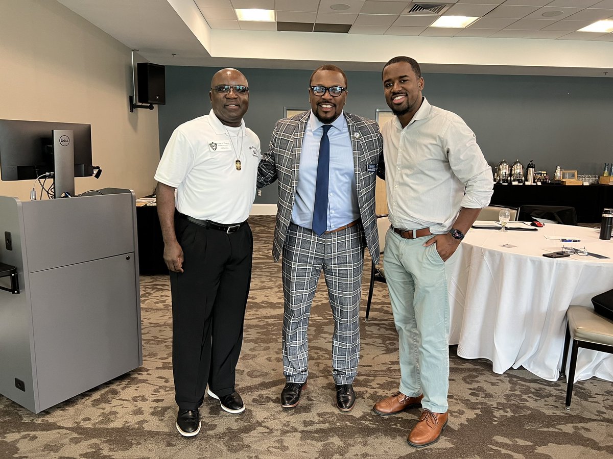 RevMentor's tweet photo. Sending a big thanks to the North Carolina Independent Colleges &amp; Universities iBELONG Male Mentoring Program for inviting me to conduct their mentor training at Queens University in Charlotte NC. @TMLAcademy #iBELONG #NCICU #PositiveMentoringWorks https://t.co/bUv8CXLga5