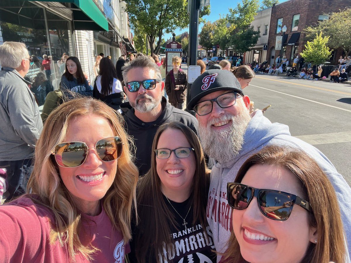 wcsFHSsan's tweet photo. @wcsFHS #socialstudies crew is Ready for #Homecoming 😎🎉🙌🏻😎 https://t.co/NROSvpYvjk