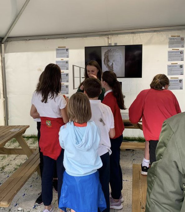 Our masters student <a href="/katenevin1999/">Kate Nevin</a> explaining the Ame’s Window illusion to keen young minds! #STARTatERN #EuropeanResearchersNight <a href="/START_ERN/">Start Talking About Research Today</a>