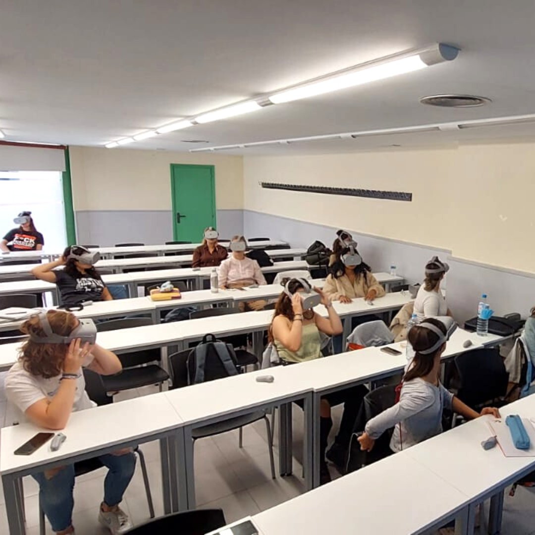 delaguila_games's tweet photo. 💡Compartiendo experiencias con estudiantes de último curso del grado de terapia ocupacional de la @euit_terrassa de como aplicar los #videojuegos y la #realidavirtual a las áreas de educación, formación y salud.
#terapiaocupacional #delaguila #saludmental #alzheimer #cancer https://t.co/1ndeQn8TMk