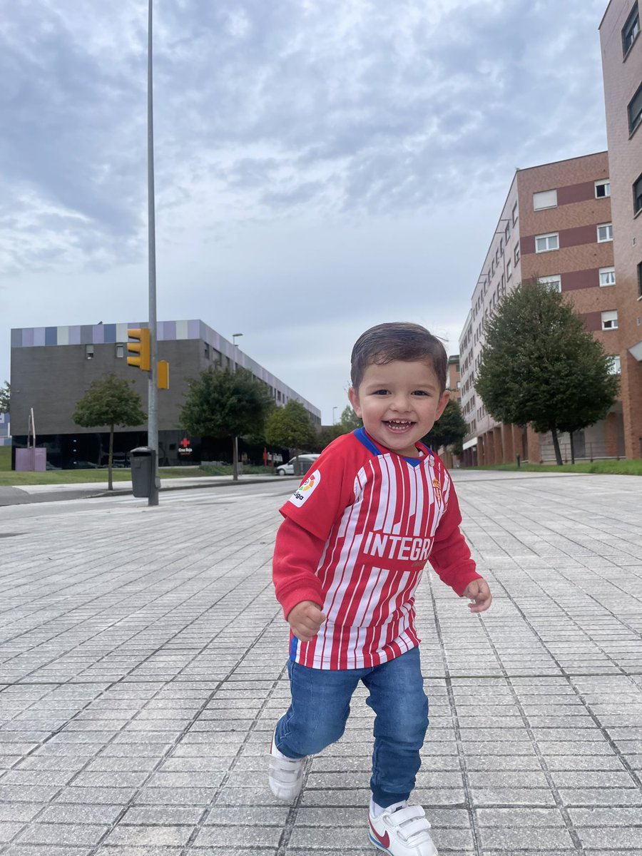 borja3suarez's tweet photo. No es un día cualquiera @RealSporting ¡Corriendo a animar! #EvolucionamosJuntos https://t.co/xVD0nyEyXR