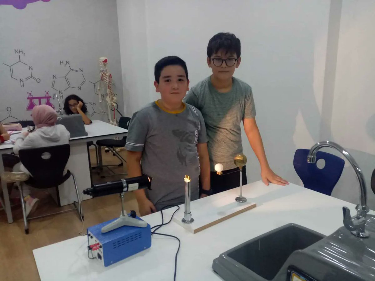 6.sınıflar Fen Bilimleri dersimizde laboratuvarda "Güneş ve Ay tutulmalarını" yaparak, yaşayarak gözlemledik. 🌕☀️🌙