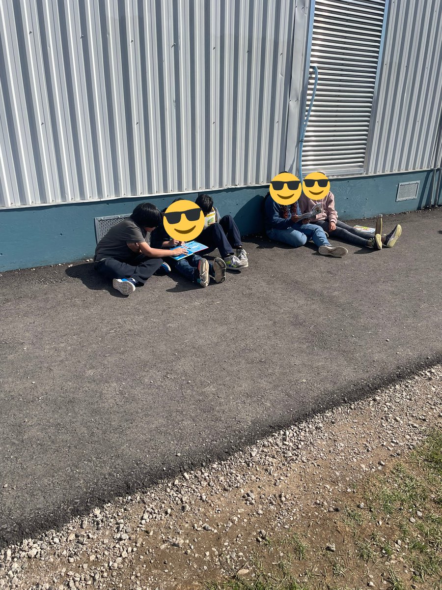 Hier, was a perfect day to read outside with our amis d’apprentissage in <a href="/MlleShattler/">Mlle Shattler</a> class!