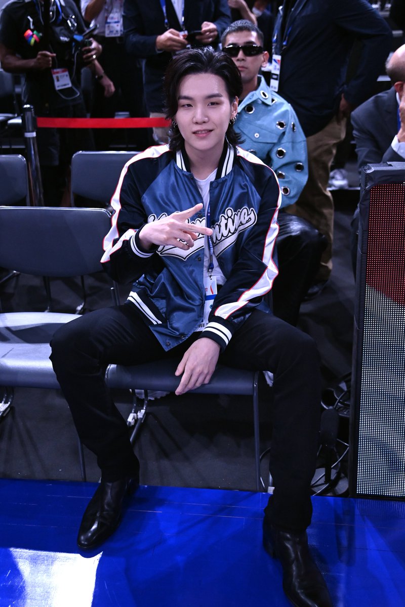 GQSports's tweet photo. Courtside Suga 

#NBAJapanGames @BTS_twt @bts_bighit https://t.co/hh0yxY9LdO