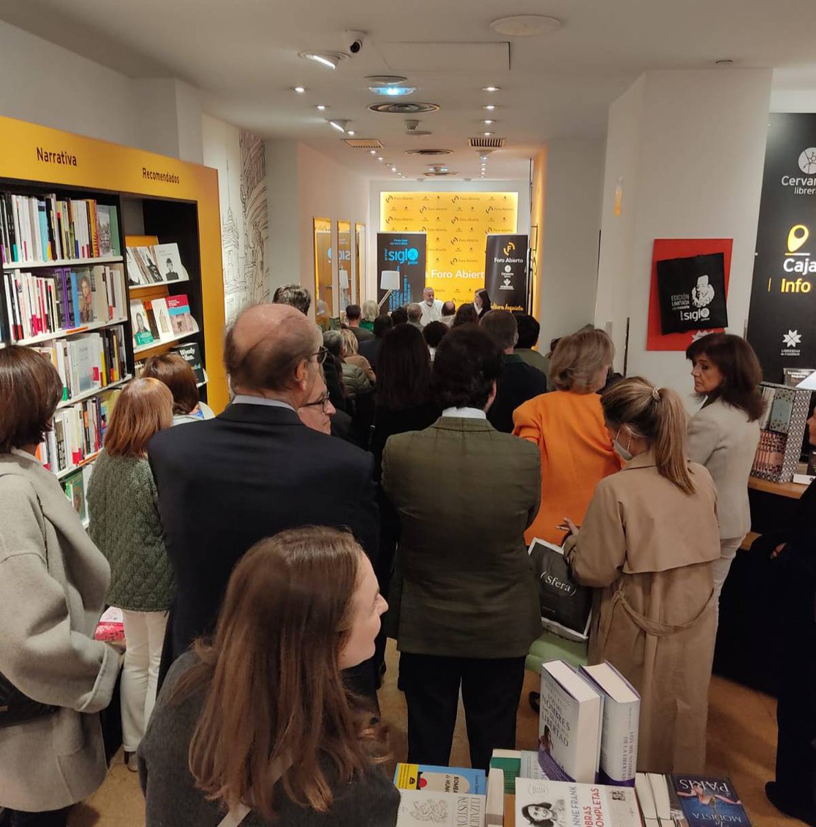 Ahora en la Cervantes
La fotógrafa Consuelo Cabiedes presenta su nuevo libro, La composición fotográfica. «Ojo, mente y geometría». La autora está acompañada por el editor Eugenio Tuya Feijoo.

📚 #CervantesRecomienda #Oviedo #Libros