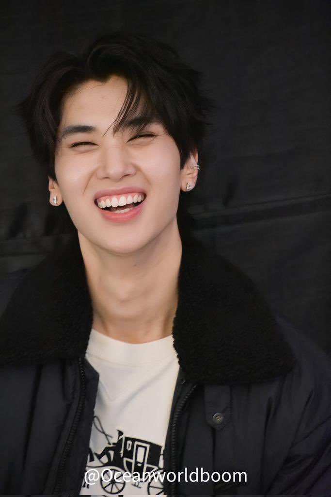 tranthu260203's tweet photo. Nủ thêm tuổi mới thật hạnh phúc dễ thương💛cười nhiều nủ nha🌻 yêu nủ lắm luôn ❤️🎂🎂HBD @dunknatachai #dunknatachai
#StarinmyDunkDay
#HappyDUNK22ndBday https://t.co/EoktRE7WFc