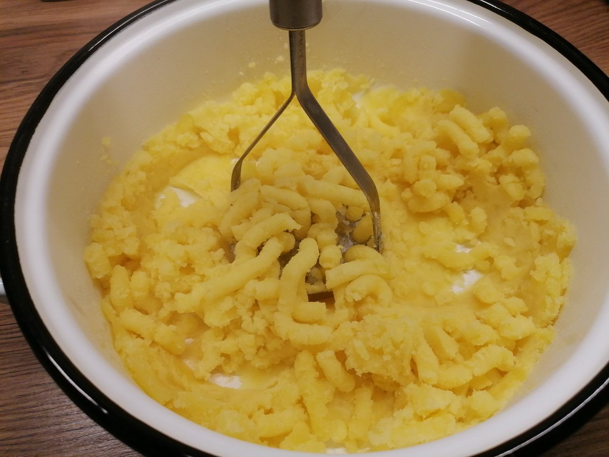 best_mate's tweet photo. When the potatoes are done I add flour and mix them together.
#SaveProdigalSon #WorstCookingShow https://t.co/2sF0qOjj1p