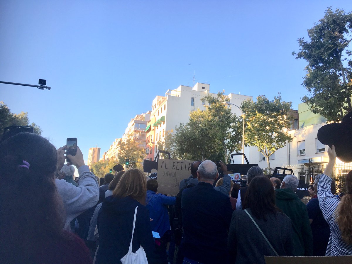 Ahora mismo calle Menéndez Pelayo cortada ante el Hospital Niño Jesús en Madrid por los vecinos. No al #MacroparkingNinoJesus