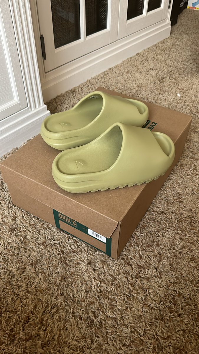 Amir51544134's tweet photo. @DICKS really sent my slides in a generic box😭 Their employees don’t even know what to say about it😂😂@OscarPr31751228 s/o on the ping https://t.co/A54Wa8xq7t