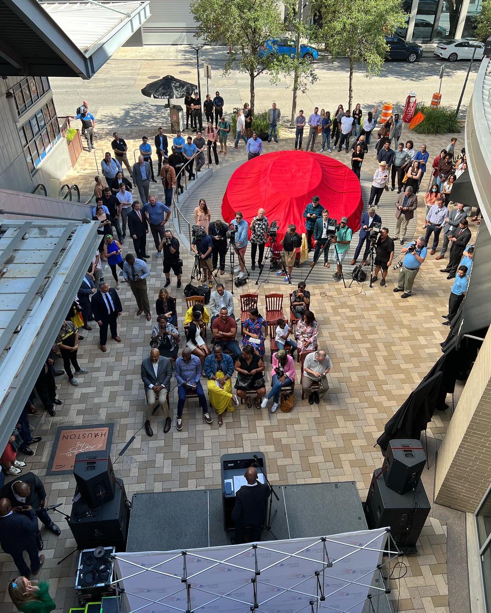 hspvaband's tweet photo. It was an exciting day yesterday for some of our band students! They had the opportunity to play for the unveiling of a fountain on the Houston Sports Walk of Fame. Mayor Sylvester Turner was in attendance, along with several Houston sports legends! https://t.co/gYRlt37X31