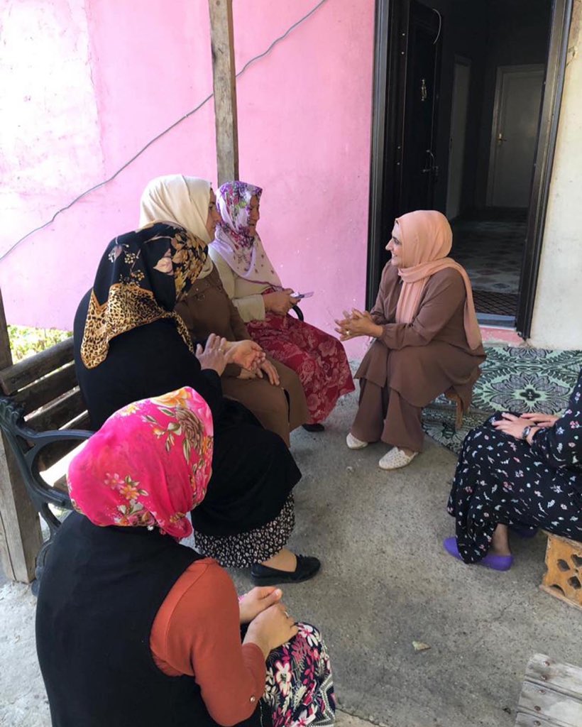 AK Parti Araklı İlçe Kadın Kolları Başkanı Sn. Meryem Hamiyet Halil ve yönetim kurulu üyeleri; Kestanelik Mahallesinde yaşlı ziyaretleri, üye ve hane ziyaretlerinde bulundular. 
@akkadintrabzon