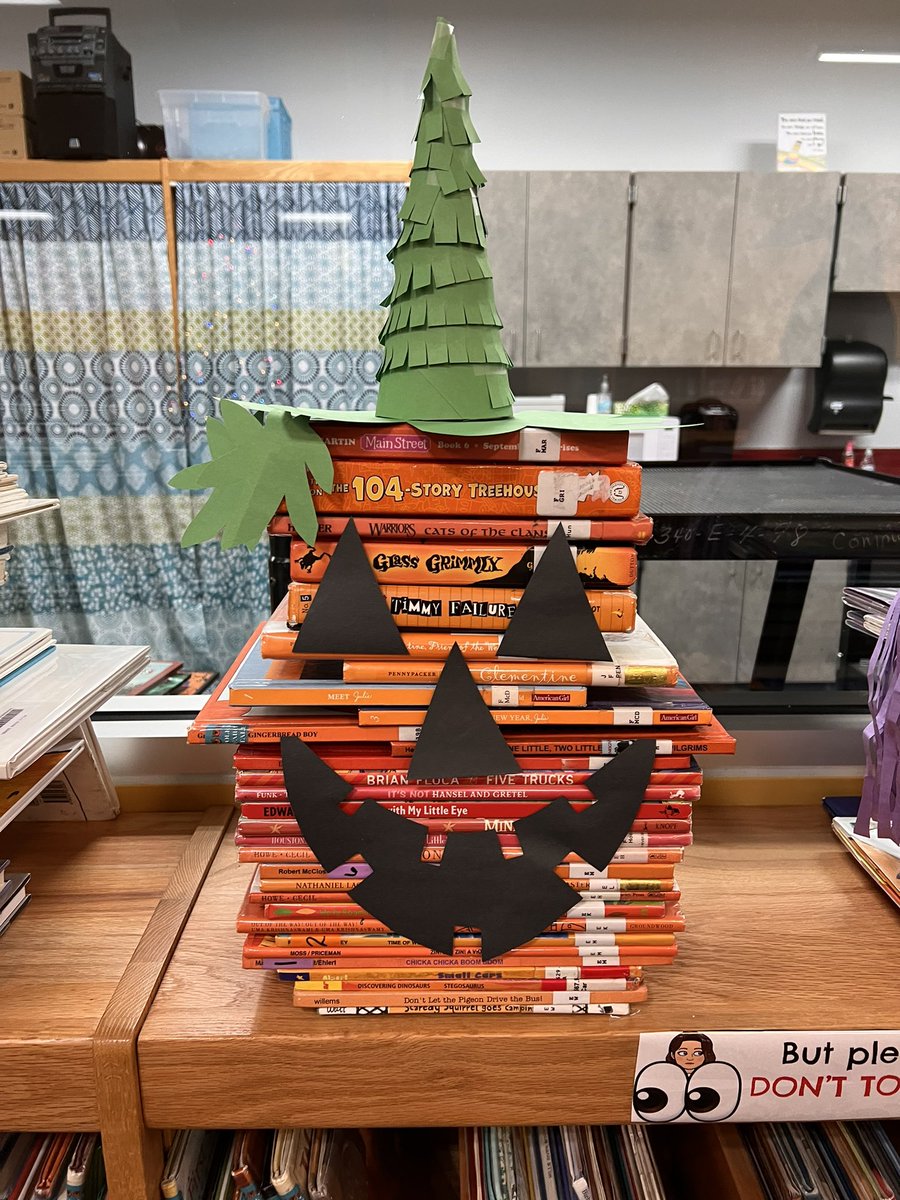 ashleymcveyMRS's tweet photo. It’s starting to look spooktacular in the library! @MillsRiverSch #THEplacetobe #heretofly https://t.co/eWXbz4sfBq