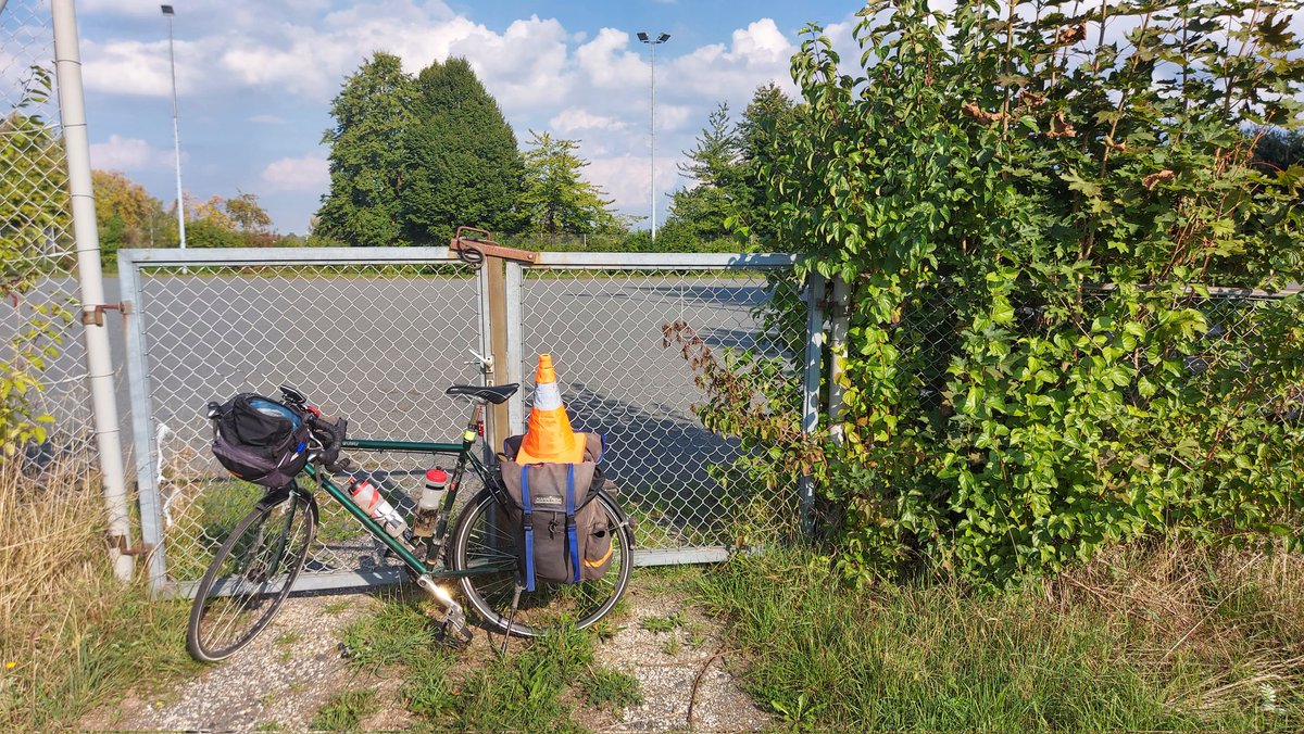 JWiegetritt's tweet photo. Der #Flächenschwerpunkt des Marktes #Thiersheim, #LandkreisWunsiedel im #Fichtelgebirge, liegt im Sportgelände am Peuntweg, in Höhe der beiden Flurlichtmasten und dort zwischen den beiden #Torpfosten. Die #Pylone steht nahe des Brückenradwegs. #Fahrrad #Radtour #MPtyp 01 https://t.co/Blf6xE8YWE